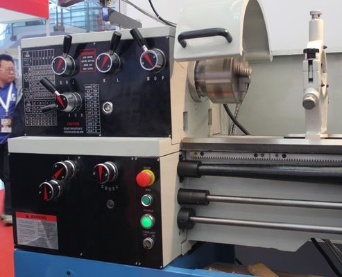 Средний универсальный механический токарный стан с максимальной длиной заготовки 1000 мм