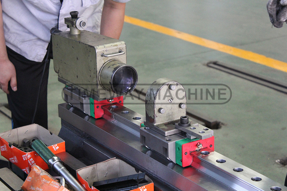 600мм Столовая машина VMC1060L CNC вертикальная фрезерная машина с вместимостью 24 журналов инструментов