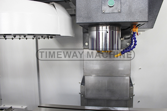 VMC650 Вертикальный центр обработки CNC фрезерная машина с точностью позиционирования ± 0,01 мм